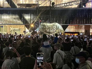 2026台北藝術節開幕，3頭近5公尺高的金屬機械巨象走入士林街頭，吸引上看10萬...