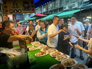「我和蔣萬市長合照耶」台北市長蔣萬安今天陪新北市長侯選人李四川到板橋區福德市場拜...