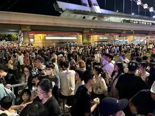 上看10萬民眾為一睹來自法國3頭近5公尺高的金屬機械巨象，晚間塞爆北藝中心和捷運...