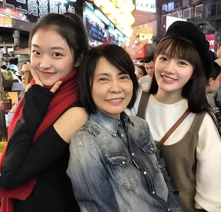 柴智屏（中）曝光孫千（左）20歲舊照，表示當時她在台灣夜市就吸引大批目光。圖／翻攝自angiechai888 IG