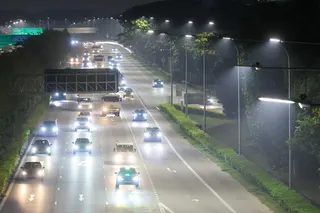 榜鹅一带的道路星期五晚上受到烟霾的影响。（林明顺摄）