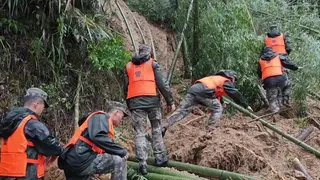 江西遂川遭遇洪澇災害，武警官兵徒步8公里挺進災區。（圖／新華社）