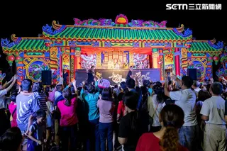 鍘美藝術節暖身場4日在鹽水武廟登場，湧入千人到場看戲。（圖／主辦單位何沐提供）