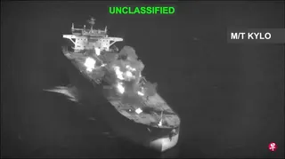 美国中央司令部星期六（9月5日）发布的一段视频截图显示，伊朗油轮遭到袭击，现场火光冲天，浓烟滚滚。 （路透社）