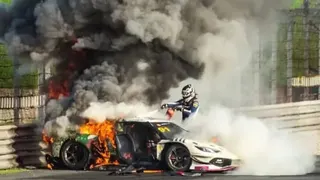赛车连环碰撞起火车手受困 对手停车弃赛冒险救人
