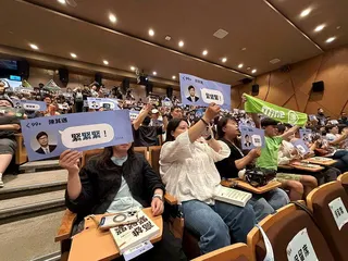 即將卸任的高雄市長陳其邁出版「高雄，緊緊緊：2314天極限轉型」，今天舉辦新書發...