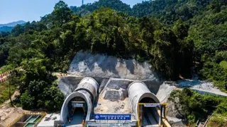 预计2027年通车的东铁，穿透中央山脉、全长16.39公里的“云顶隧道”已经竣工。（取自新华社照片）