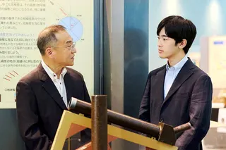 日本悠仁親王（右）於8月13日在茨城縣筑波市參觀地圖與測量科學館。（美聯社）