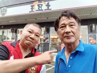 周明增(左)與吳帆是多年好友。(取材自臉書)
