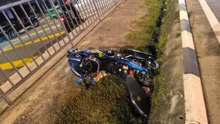 男死者的摩哆疑失控，撞向分界堤。（照片由警方提供）