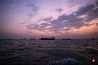 美国与伊朗在波斯湾展开新一轮交火，恐进一步推高区域航运风险。图为9月5日在霍尔木兹海峡航行的船只。 （法新社）