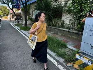 陳幸妤7日上午9時許從台南市東區牙醫診所對面的住家現身，前往診所上班過程，一語不...