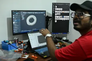 8月13日，在Dognosis位于班加罗尔的研发中心，一名员工正在准备使用3D列印机列印矽胶模具组件。（图取自法新社）