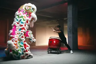 糸井嘉男化身戰鼓手，跨界挑戰龍獅運動，體驗臺灣特色運動的力量與熱情。