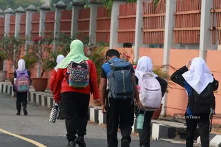 Students arriving at SK Seri Tasik, Bandar Sri Permaisuri. -NSTP/HAIRUL ANUAR RAHIM